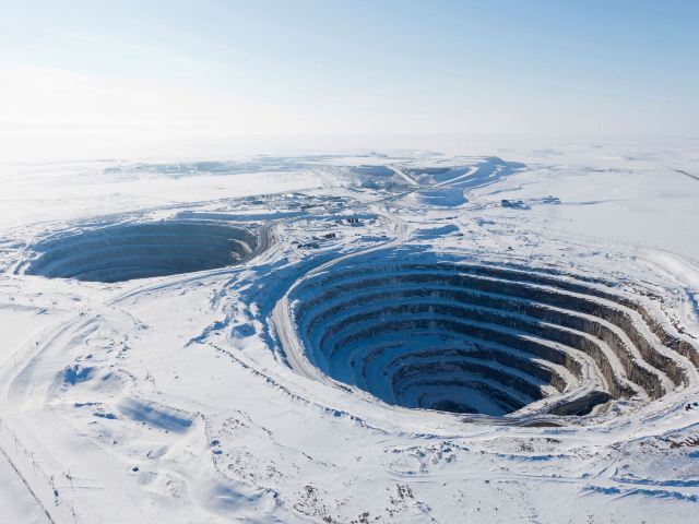 图为加拿大最大的钻石矿   diavik 钻石矿,至今开采出   亿克拉钻石
